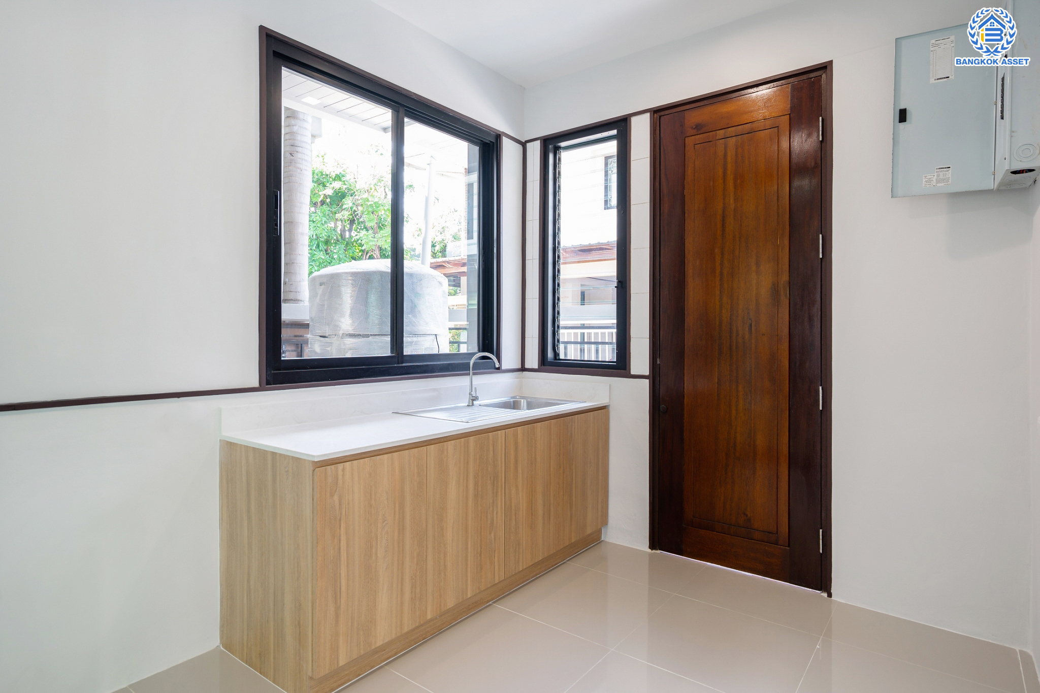 บ้านมือสองตกแต่งใหม่ ม.นราวัลล์ เกษตร-นวมินทร์ บ้านเดี่ยวหลังมุม เนื้อที่ 54.2 ตร.ว. ฟังก์ชันรวม 4 ห้องนอน 3 ห้องน้ำ 1 ห้องอเนกประสงค์ จอดรถได้ 2 คัน กว้างขวาง Built in Furniture พร้อมทุกการใช้งาน บนทำเลใจกลางเมือง! เชื่อมต่อทั้ง ถนนนวมินทร์, ถนนนวลจันทร์, ถ.ลาดพร้าว, ถ.รามอินทรา ใกล้ The Walk เกษตรนวมินทร์, ทางด่วนรามอินทรา และรถไฟฟ้าสายสีน้ำตาล "สถานีนวลจันทร์"